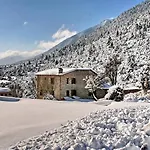 Aparthotel Menalia & κτημα κουμπουρη Levídhion