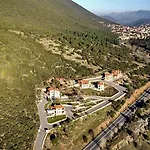 Aparthotel Menalia & κτημα κουμπουρη Levídhion
