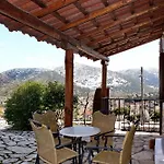 Ξενοδοχείο με διαμερίσματα Menalia Villas&suites κτημα κουμπουρη