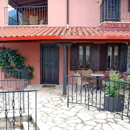 Lägenhetshotell Menalia & κτημα κουμπουρη