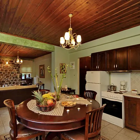 Menalia & κτημα κουμπουρη Lägenhetshotell