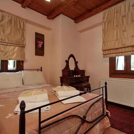 Lägenhetshotell Menalia & κτημα κουμπουρη 3*