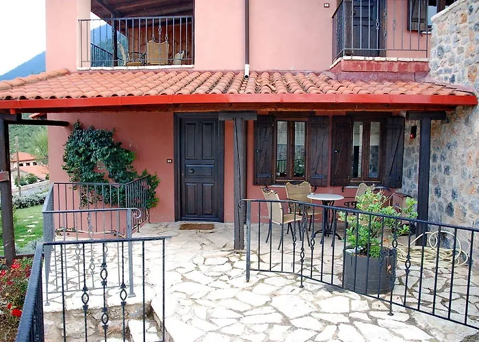 Aparthotel Menalia & κτημα κουμπουρη